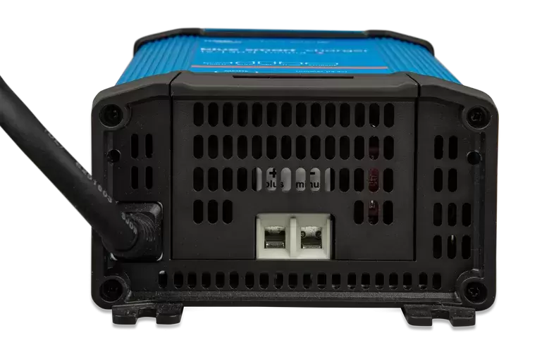 Cargador de baterias Victron Bluetooth Smart IP22 12V y 30AH de carga para caravanas, autocaravanas, camper y 4x4 overland.