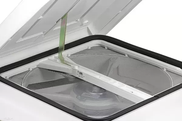 Claraboya Fiamma Turbo Vent Premiun tapa blanca para caravanas, autocaravanas y camper.